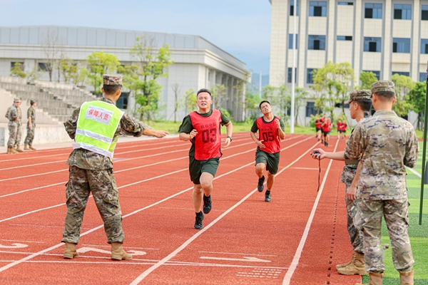 3000米跑考核现场。