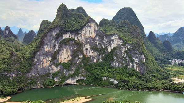 阳朔兴坪镇九马画山景点。李洪锐摄
