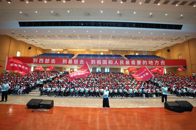 志愿者代表在授旗仪式后挥舞西部计划志愿服务队队旗。共青团广西区委供图