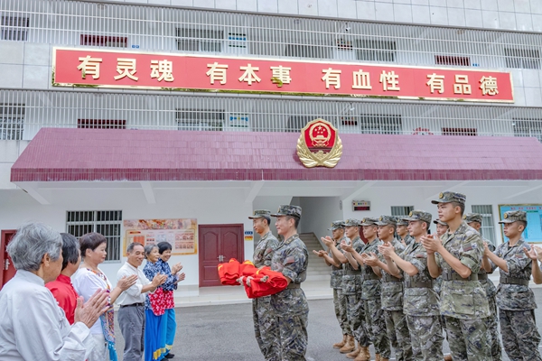 老人們向武警官兵贈送巨幅對聯。劉億 攝.jpg