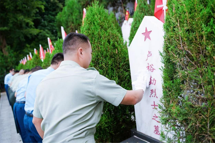 退役军人代表为烈士擦拭墓碑。苏海摄