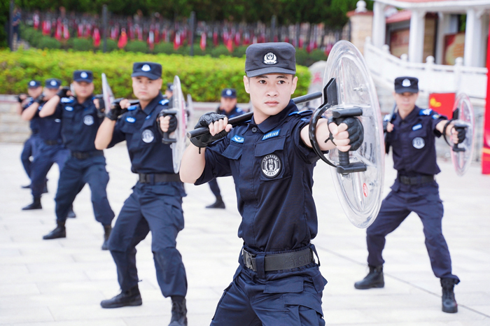 南宁市公安局特警支队表演。苏海摄