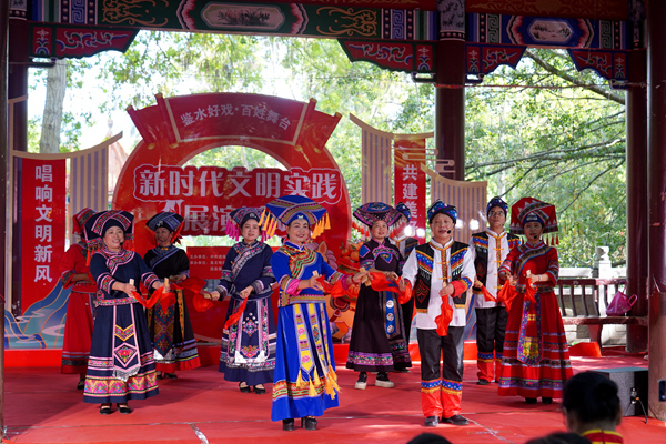 快板说唱—《文明乡风唱新风》。黄丽电摄