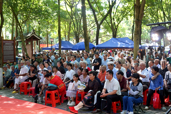 群众欢聚芳山公园，兴致勃勃观看百姓舞台展演。黄丽电摄