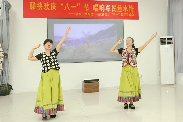 瑶族兵妈妈表演《金色的太阳》。