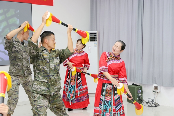 武警官兵与瑶族兵妈妈合作表演