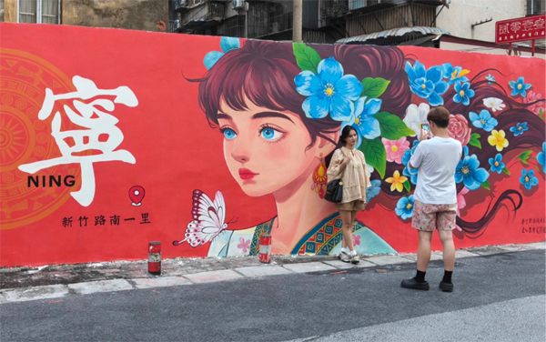 市民在墙绘前打卡拍照。陈漫摄