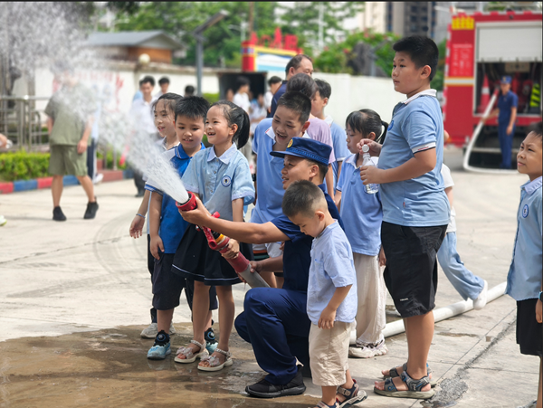 孩子们体验出水灭火