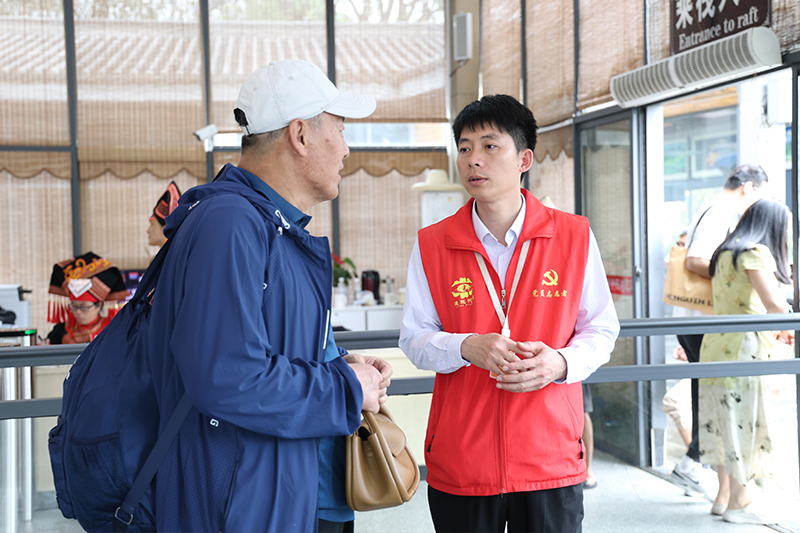 志愿者为市民游客解答。阳朔县融媒体供图