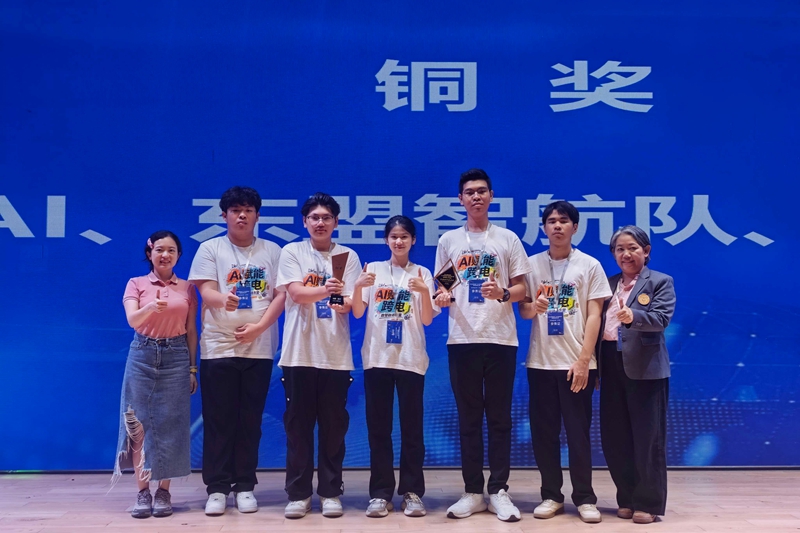 柳一职与泰国湄南河大学跨国联队勇夺铜奖。刘晶晶摄
