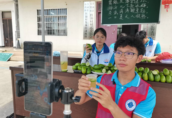 北海职业学院暑期三下乡实践队开展电商直播带货，助农增收。北海职业学院供图