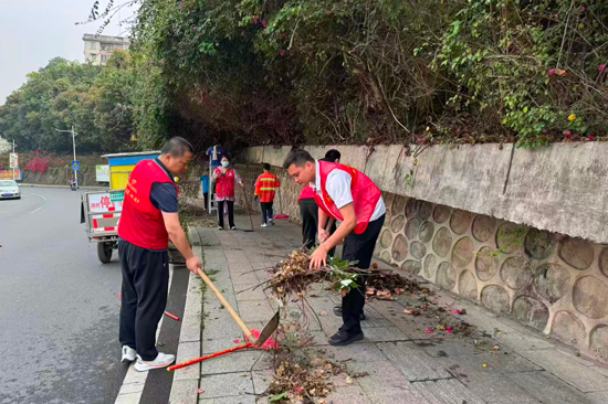 桂东公路发展中心党员干部参与社区环境整治。唐雪怡摄