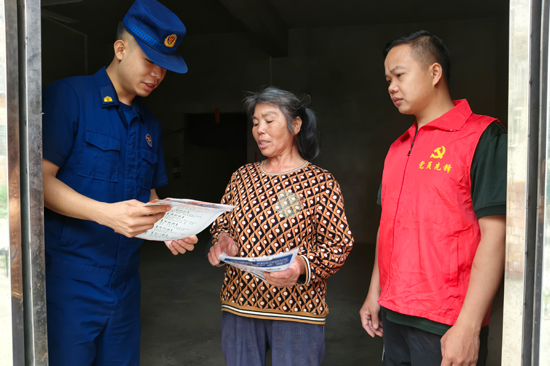 图为消防宣传现场 吴传统摄