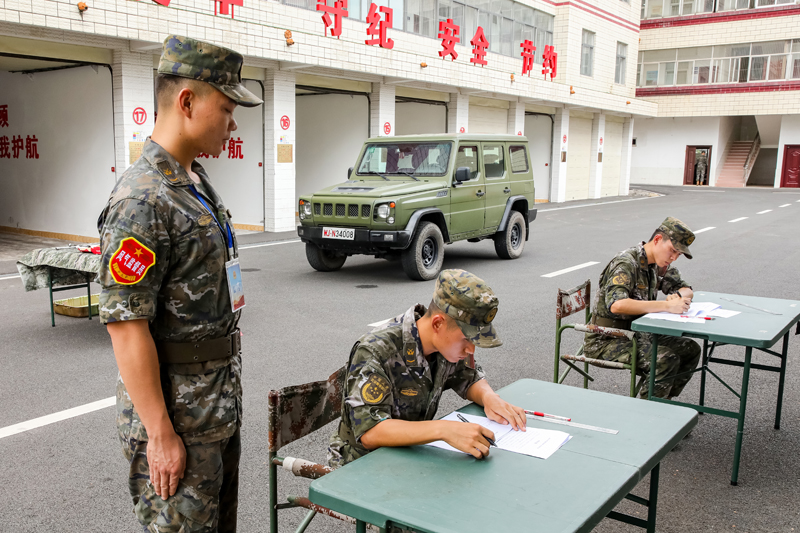 官兵正在进行武器保障考核。代礼意摄