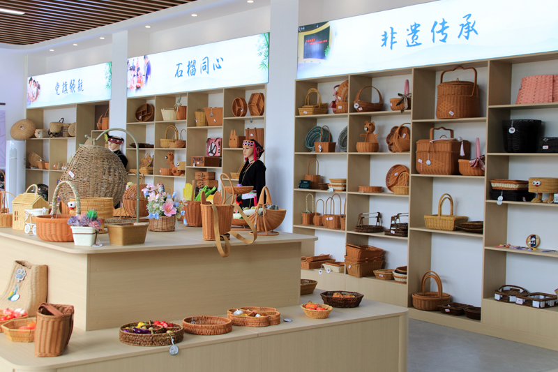 手工编织基地展示馆。作登瑶族乡人民政府供图