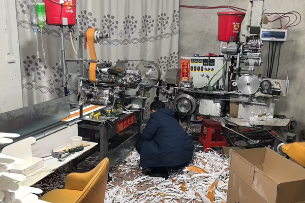 部督案件“12·02”销售伪劣产品案——查获YI-23卷烟接嘴机现场工作全景。冯海华供摄