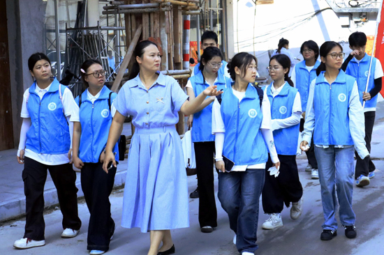 践行团深入石南老街及社区网格一线实地走访学习。明思慧摄