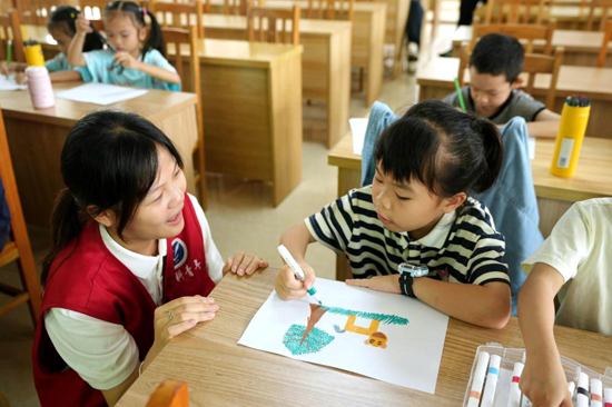 实践团成员引导孩子们画画