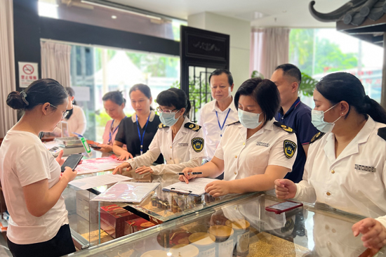 人大代表与卫健工作人员现场查看中医馆营业相关执照