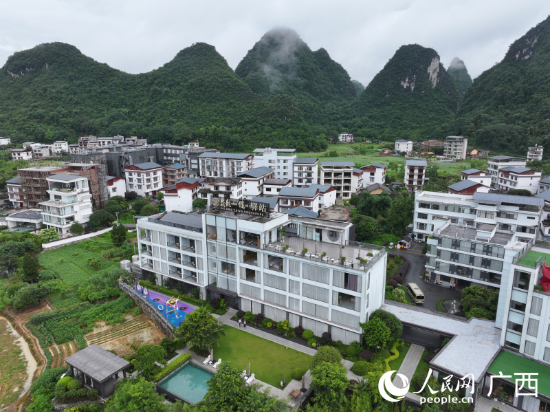 鸡窝渡村焕然一新。人民网记者 雷琦竣摄