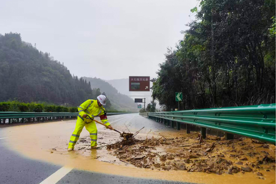 党员冲锋在前，守护高速公路安全畅通