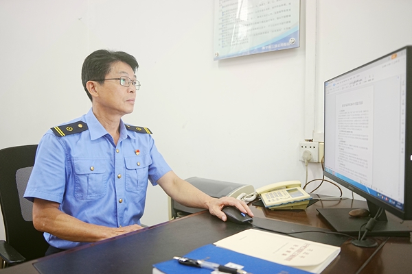黄永恒梳理党建工作台账。