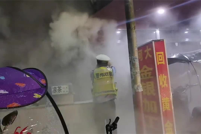 辅警黄海根正手持灭火器灭火。警方供图