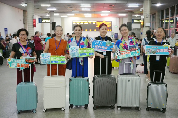 旅客们在候车室里开心合影留念。李土娣摄