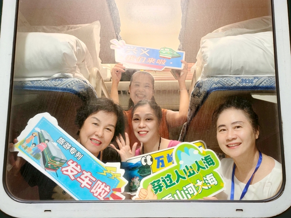 车厢里旅客开心合影，定格出发瞬间。曾繁鲲摄