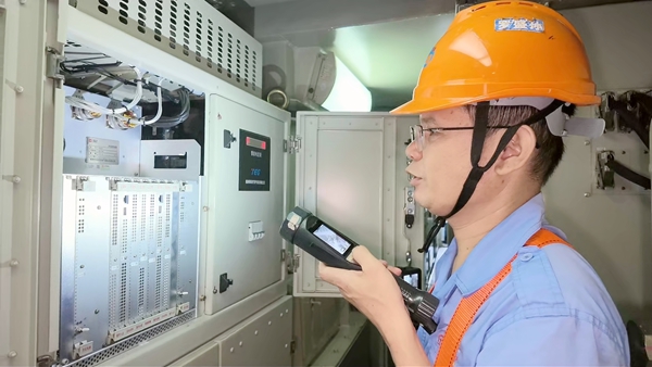 羅盛孫在檢查機車列供櫃狀態。呂鬆洋攝