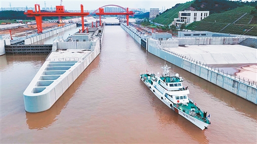 8月7日，海巡船驶出青年船闸。蒋瑞卿摄