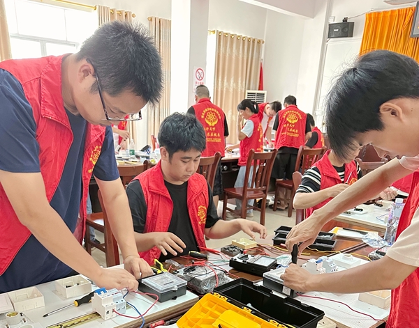 电工培训班现场。浦北县委宣传部供图