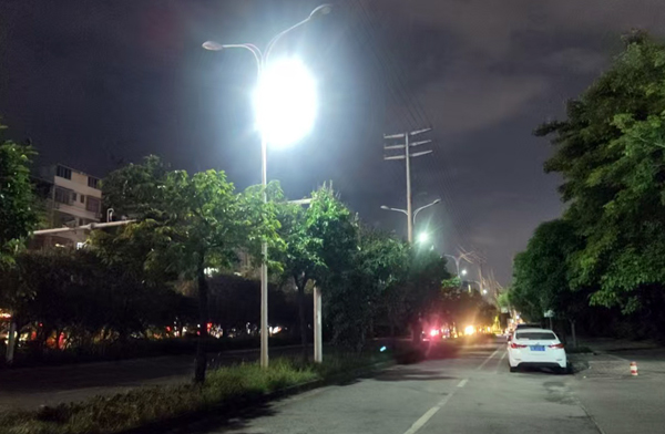南宁市良庆区玉洞街道亮岭社区银海大道一排排崭新的太阳能路灯照亮群众出行路