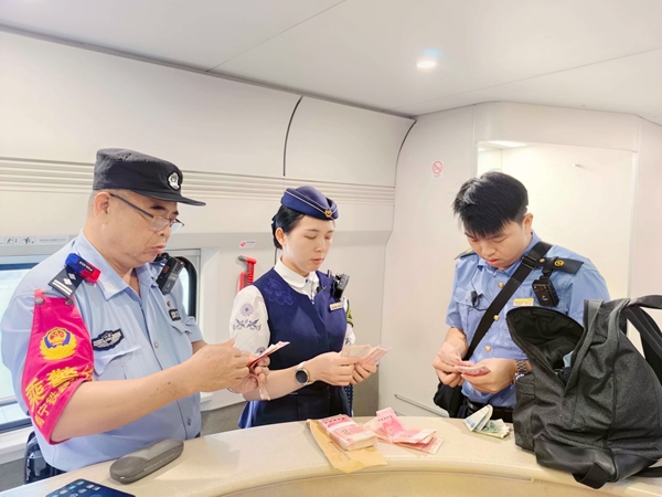 列车工作人员在清点现金。郭亮摄