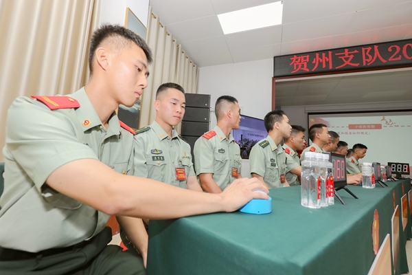 选手按下抢答器。欧伟彬摄