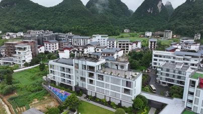 行進中國丨“雞窩”飛出“金鳳凰”雞窩渡村，因坐落於群山環抱中形似雞窩而得名。多年前，這裡還是污水橫流、豬圈牛欄雜陳的村落，如今卻成了白牆黛瓦、荷塘連片的詩意棲居地。