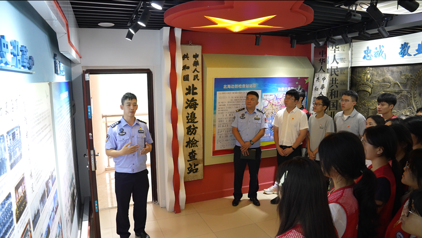 参观警史馆