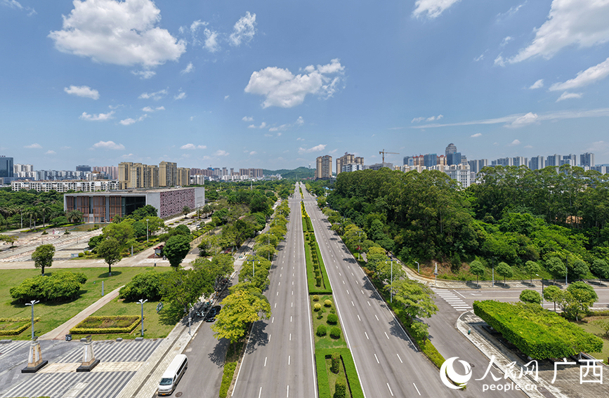 崇左市区道路。人民网记者 付华周摄