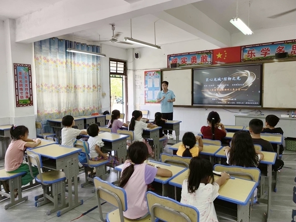 “匠心龙城·信仰之光”实践队在泗顶镇中心小学向小学生开展工匠事迹宣讲。墙艳红摄