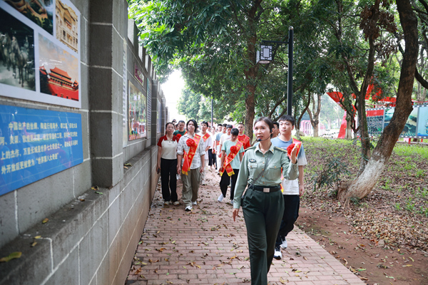 学子们走进玉林市全民国防教育基地参观学习。