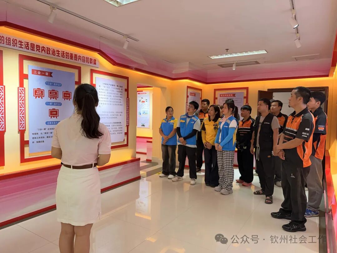 参加培训的骑手开展沉浸式党史学习