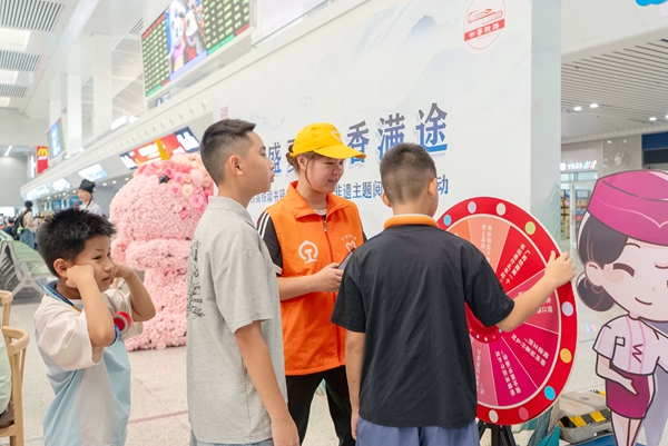 小朋友参与转盘答题活动。赵波摄