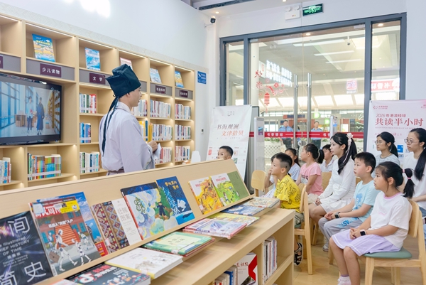 小朋友在认真听《徐霞客游记》讲解。赵波摄