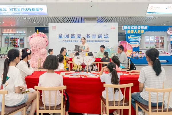 小朋友正在参与非遗样式冰箱贴制作。赵波摄 