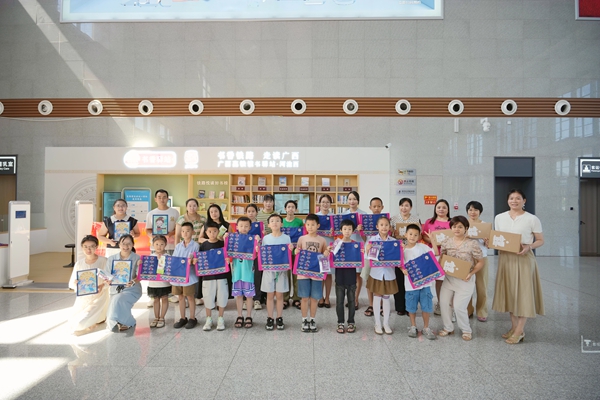 孩子们与家长一同展示手工作品。兰炳侣摄