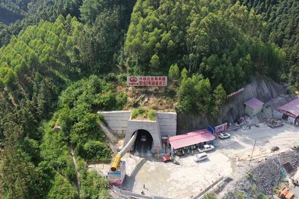 黄百铁路那吉2号隧道航拍。郑凯摄