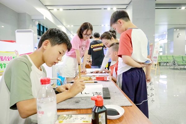 “小书法家”现场挥毫泼墨。郑长贤摄