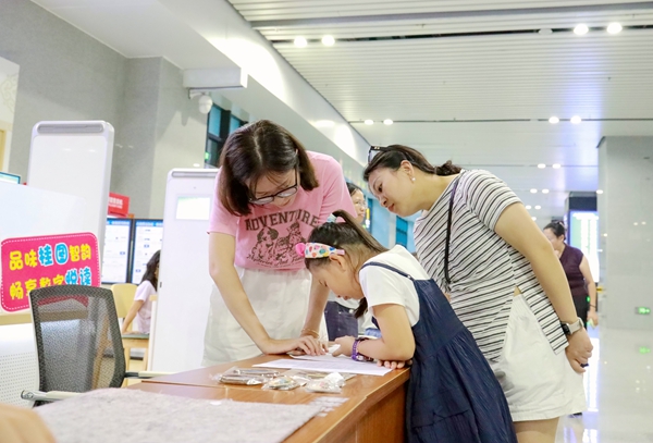 旅客在桂林站候车室参与趣味答题。郑长贤摄