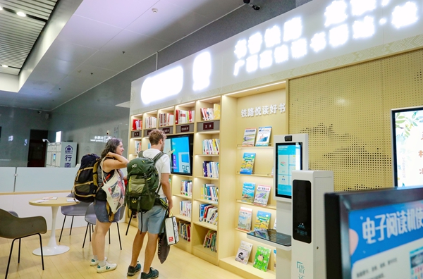 外籍旅客参观高铁读书驿站。郑长贤摄