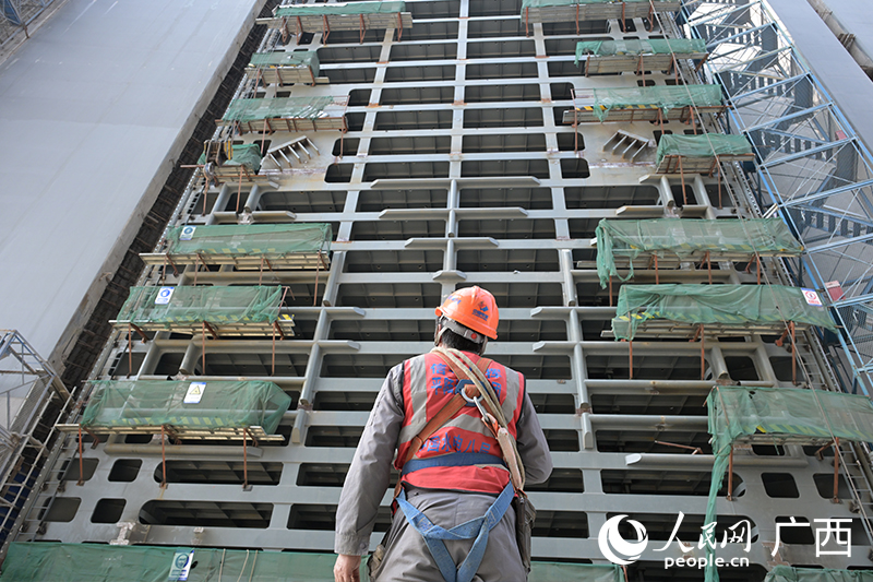 2026年2月初，建设者对人字门进行施工。人民网记者 雷琦竣摄